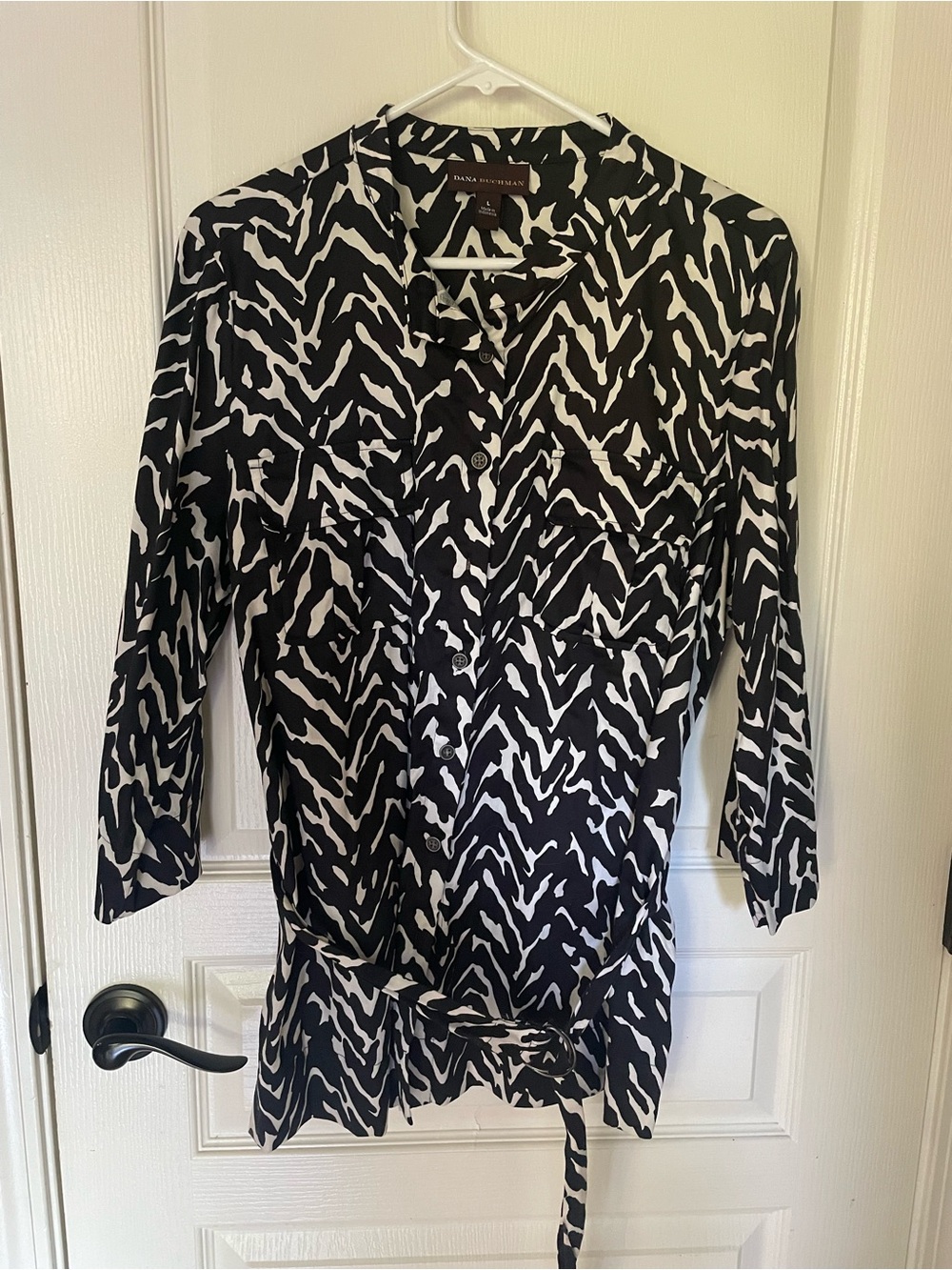 Dana Buchman Black and White Abstract Zebra-Print Button Front Shirt with Tie